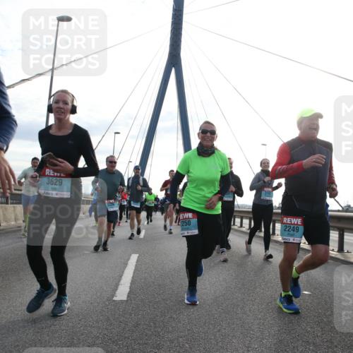 03.10.2024 - Köhlbrandbrückenlauf Jannik Wohlers http://msf.ph/oto/7275381 03.10.2024 09:32:05 Position 1 84, 20, 3629, 3339, 250, 31, 2197, 2249 meine-sportfotos.de