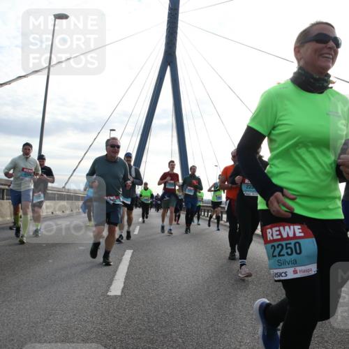 03.10.2024 - Köhlbrandbrückenlauf Jannik Wohlers http://msf.ph/oto/7275483 03.10.2024 09:32:06 Position 1 3720, 223, 2250, 2200 meine-sportfotos.de