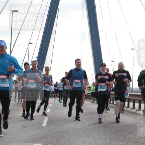 03.10.2024 - Köhlbrandbrückenlauf Jannik Wohlers http://msf.ph/oto/7284120 03.10.2024 09:32:22 Position 1 2203, 2975, 2976, 3244, 3570, 2302, 2352 meine-sportfotos.de