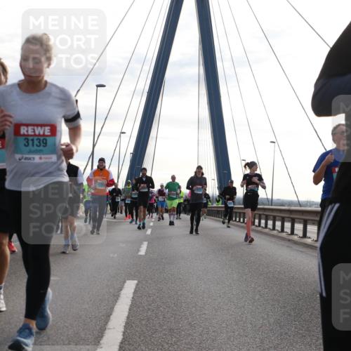 03.10.2024 - Köhlbrandbrückenlauf Jannik Wohlers http://msf.ph/oto/7284832 03.10.2024 09:32:46 Position 1 3140, 3139, 1861 meine-sportfotos.de