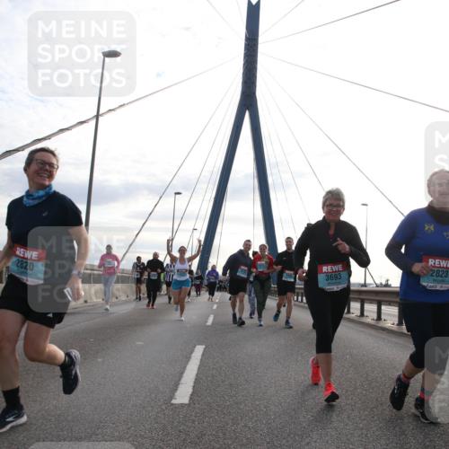 03.10.2024 - Köhlbrandbrückenlauf Jannik Wohlers http://msf.ph/oto/7287351 03.10.2024 09:33:27 Position 1 2820, 3693, 2823 meine-sportfotos.de
