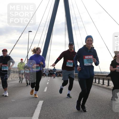 03.10.2024 - Köhlbrandbrückenlauf Jannik Wohlers http://msf.ph/oto/7288399 03.10.2024 09:33:33 Position 1 3476, 3478, 2177, 2917, 3104, 649, 3568, 3276, 2591 meine-sportfotos.de