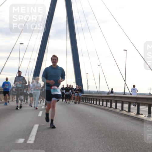 03.10.2024 - Köhlbrandbrückenlauf Jannik Wohlers http://msf.ph/oto/7288497 03.10.2024 09:33:47 Position 1  meine-sportfotos.de