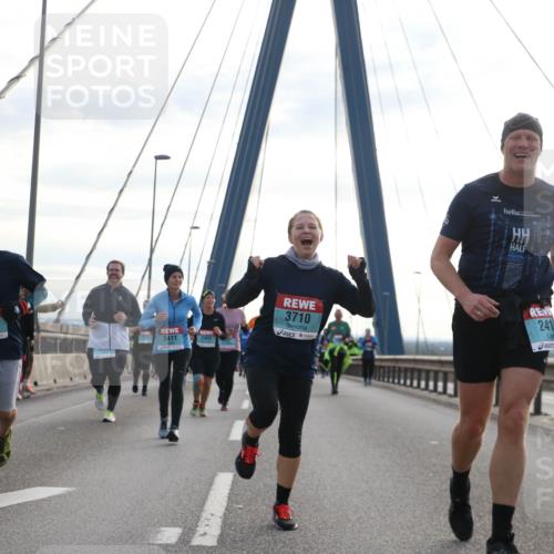 03.10.2024 - Köhlbrandbrückenlauf Jannik Wohlers http://msf.ph/oto/7290001 03.10.2024 09:34:01 Position 1 3705, 3710, 3411, 2909, 241 meine-sportfotos.de