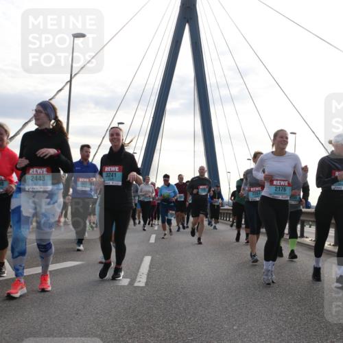 03.10.2024 - Köhlbrandbrückenlauf Jannik Wohlers http://msf.ph/oto/7295708 03.10.2024 09:34:26 Position 1 3498, 2443, 3241, 2611, 2176, 2257 meine-sportfotos.de