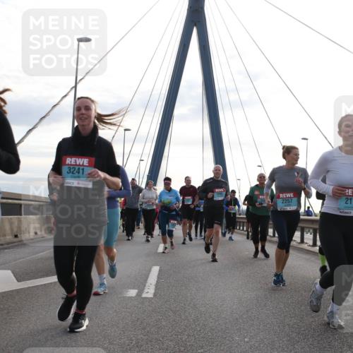 03.10.2024 - Köhlbrandbrückenlauf Jannik Wohlers http://msf.ph/oto/7295717 03.10.2024 09:34:27 Position 1 3, 2443, 3241, 2995, 2257, 2176 meine-sportfotos.de