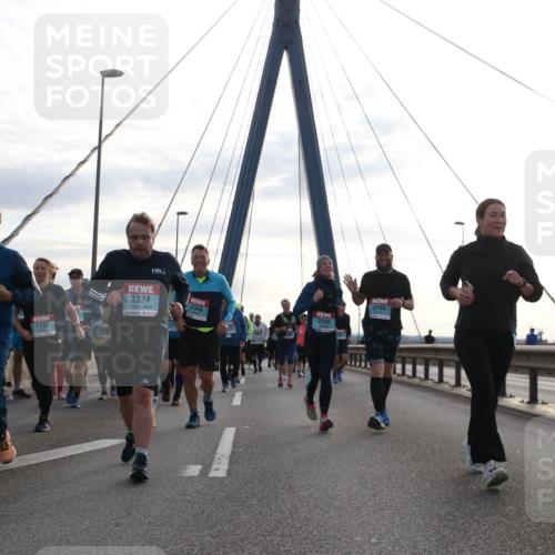 03.10.2024 - Köhlbrandbrückenlauf Jannik Wohlers http://msf.ph/oto/7296928 03.10.2024 09:34:37 Position 1 56, 3678, 3324, 3090, 2344, 2500, 1765 meine-sportfotos.de