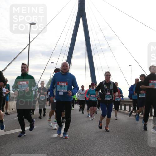 03.10.2024 - Köhlbrandbrückenlauf Jannik Wohlers http://msf.ph/oto/7297130 03.10.2024 09:34:41 Position 1 3229, 3632, 2729, 3447, 2315, 2965, 2168, 3031 meine-sportfotos.de