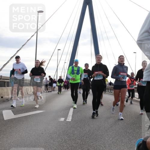 03.10.2024 - Köhlbrandbrückenlauf Jannik Wohlers http://msf.ph/oto/7298025 03.10.2024 09:34:46 Position 1 37, 3725, 730, 2305, 2616 meine-sportfotos.de