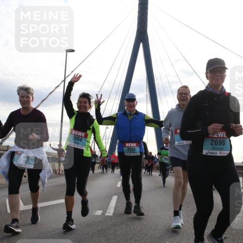 03.10.2024 - Köhlbrandbrückenlauf Jannik Wohlers http://msf.ph/oto/7300524 03.10.2024 09:35:04 Position 1 2348, 3064, 2296, 2698 meine-sportfotos.de