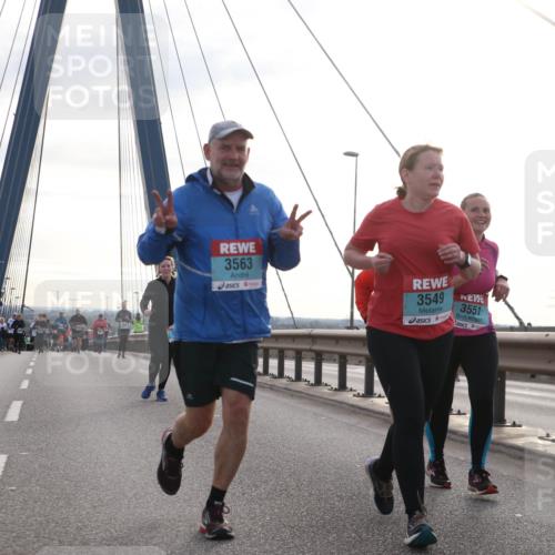 03.10.2024 - Köhlbrandbrückenlauf Jannik Wohlers http://msf.ph/oto/7301498 03.10.2024 09:35:29 Position 1 3563, 3549, 3551 meine-sportfotos.de