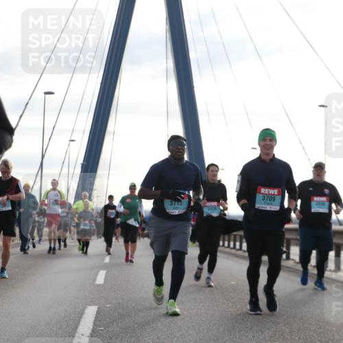 03.10.2024 - Köhlbrandbrückenlauf Jannik Wohlers http://msf.ph/oto/7302665 03.10.2024 09:35:54 Position 1 3711, 3426, 3709 meine-sportfotos.de