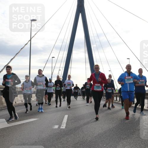 03.10.2024 - Köhlbrandbrückenlauf Jannik Wohlers http://msf.ph/oto/7303092 03.10.2024 09:36:14 Position 1 3356, 3355, 348, 2898, 3347, 3459, 3460 meine-sportfotos.de