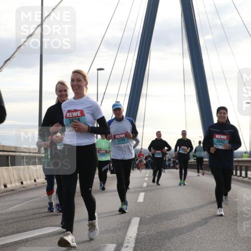03.10.2024 - Köhlbrandbrückenlauf Jannik Wohlers http://msf.ph/oto/7303317 03.10.2024 09:36:17 Position 1 3348, 3638, 3294, 3159, 2662, 33 meine-sportfotos.de