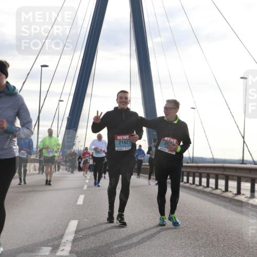 03.10.2024 - Köhlbrandbrückenlauf Jannik Wohlers http://msf.ph/oto/7303398 03.10.2024 09:36:21 Position 1 3701, 3700, 2434, 2192, 29 meine-sportfotos.de