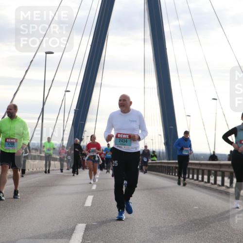 03.10.2024 - Köhlbrandbrückenlauf Jannik Wohlers http://msf.ph/oto/7303534 03.10.2024 09:36:27 Position 1 3701, 3700, 2434, 25 meine-sportfotos.de