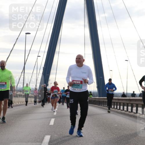 03.10.2024 - Köhlbrandbrückenlauf Jannik Wohlers http://msf.ph/oto/7303611 03.10.2024 09:36:27 Position 1 3701, 3700, 2434, 25 meine-sportfotos.de