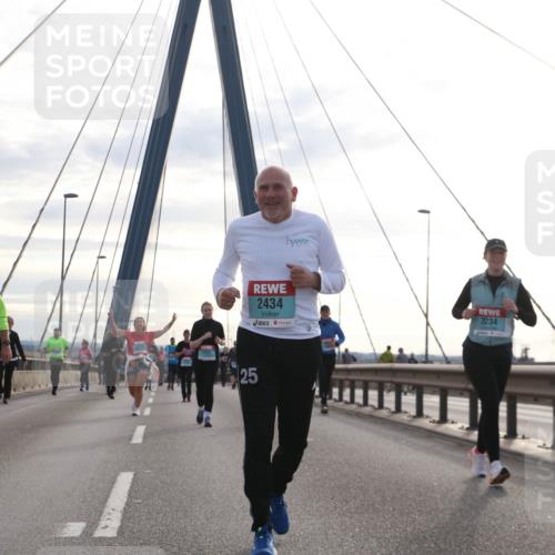 03.10.2024 - Köhlbrandbrückenlauf Jannik Wohlers http://msf.ph/oto/7303632 03.10.2024 09:36:29 Position 1 3701, 3700, 2933, 2434, 3234, 25 meine-sportfotos.de