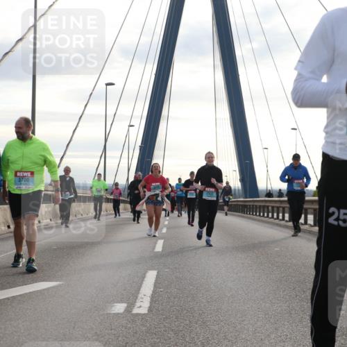 03.10.2024 - Köhlbrandbrückenlauf Jannik Wohlers http://msf.ph/oto/7303637 03.10.2024 09:36:29 Position 1 3700, 3701, 2933, 370, 171, 25, 2434 meine-sportfotos.de