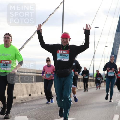 03.10.2024 - Köhlbrandbrückenlauf Jannik Wohlers http://msf.ph/oto/7304462 03.10.2024 09:36:39 Position 1 3409, 3612, 3866, 13 meine-sportfotos.de