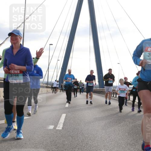 03.10.2024 - Köhlbrandbrückenlauf Jannik Wohlers http://msf.ph/oto/7304936 03.10.2024 09:36:59 Position 1 3286, 2376, 365 meine-sportfotos.de