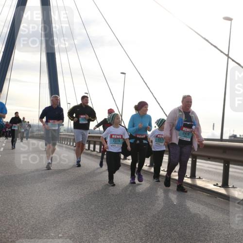 03.10.2024 - Köhlbrandbrückenlauf Jannik Wohlers http://msf.ph/oto/7304951 03.10.2024 09:37:00 Position 1 2419, 2375, 2376 meine-sportfotos.de
