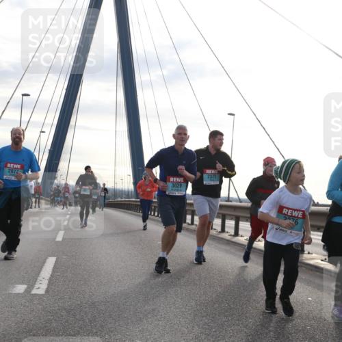 03.10.2024 - Köhlbrandbrückenlauf Jannik Wohlers http://msf.ph/oto/7304979 03.10.2024 09:37:02 Position 1 2872, 2371, 3029, 2887, 2276 meine-sportfotos.de