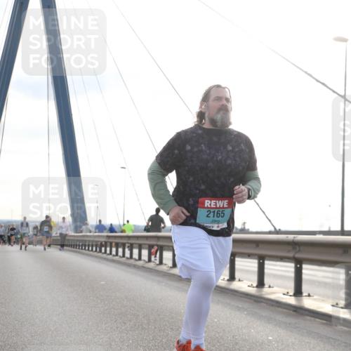 03.10.2024 - Köhlbrandbrückenlauf Jannik Wohlers http://msf.ph/oto/7307096 03.10.2024 09:38:49 Position 1 3304, 2165 meine-sportfotos.de
