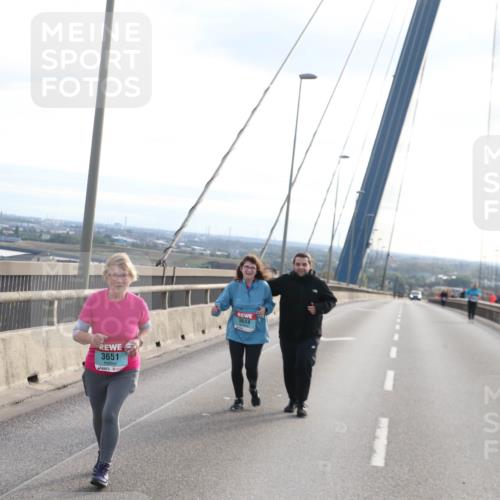 03.10.2024 - Köhlbrandbrückenlauf Jannik Wohlers http://msf.ph/oto/7310128 03.10.2024 09:41:20 Position 1 3651, 3514 meine-sportfotos.de
