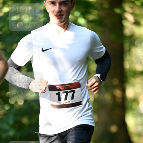 06.10.2024 - Bramfelder Halbmarathon 2024 Dr. Thomas Lammeyer http://msf.ph/oto/7336354 06.10.2024 10:12:21 Laufen 33, 177 meine-sportfotos.de