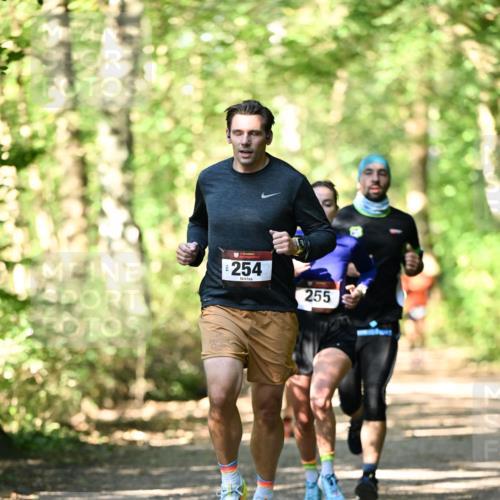 06.10.2024 - Bramfelder Halbmarathon 2024 Dr. Thomas Lammeyer http://msf.ph/oto/7337944 06.10.2024 10:24:14 Laufen 254, 255 meine-sportfotos.de