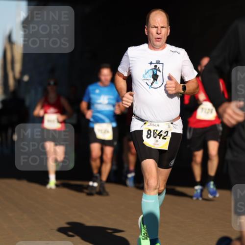 06.10.2024 - 19. swb-Marathon Bremen Michael Strokosch http://msf.ph/oto/7344283 06.10.2024 10:12:13 Laufen 8642, 8571 meine-sportfotos.de