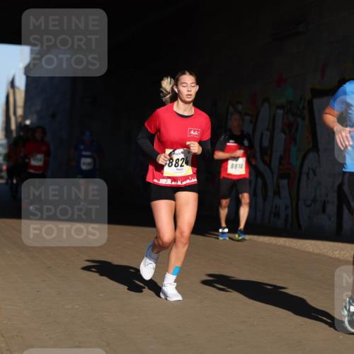 06.10.2024 - 19. swb-Marathon Bremen Michael Strokosch http://msf.ph/oto/7344661 06.10.2024 10:13:53 Laufen 8824, 8610, 7403 meine-sportfotos.de