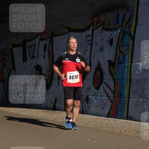 06.10.2024 - 19. swb-Marathon Bremen Michael Strokosch http://msf.ph/oto/7344668 06.10.2024 10:13:56 Laufen 8610 meine-sportfotos.de