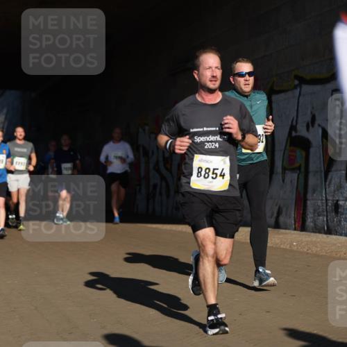 06.10.2024 - 19. swb-Marathon Bremen Michael Strokosch http://msf.ph/oto/7345328 06.10.2024 10:16:48 Laufen 7826, 2024, 8854, 92 meine-sportfotos.de