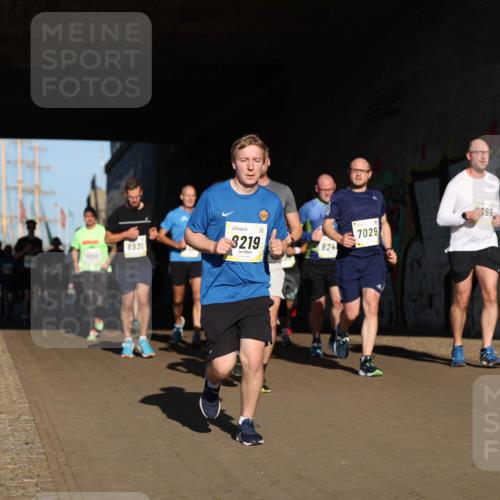 06.10.2024 - 19. swb-Marathon Bremen Michael Strokosch http://msf.ph/oto/7345338 06.10.2024 10:16:51 Laufen 8931, 3219, 824, 7854, 7029, 389 meine-sportfotos.de
