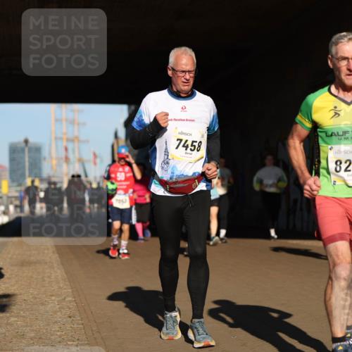 06.10.2024 - 19. swb-Marathon Bremen Michael Strokosch http://msf.ph/oto/7345408 06.10.2024 10:17:07 Laufen 7063, 23, 7458, 8274 meine-sportfotos.de