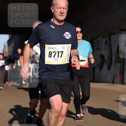 06.10.2024 - 19. swb-Marathon Bremen Michael Strokosch http://msf.ph/oto/7345478 06.10.2024 10:17:21 Laufen 84, 8717, 8717 meine-sportfotos.de