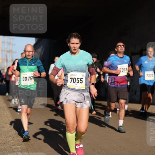 06.10.2024 - 19. swb-Marathon Bremen Michael Strokosch http://msf.ph/oto/7345630 06.10.2024 10:17:54 Laufen 9075, 7055, 3918, 7373, 7847 meine-sportfotos.de