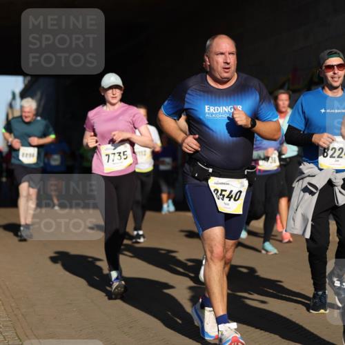 06.10.2024 - 19. swb-Marathon Bremen Michael Strokosch http://msf.ph/oto/7345819 06.10.2024 10:18:33 Laufen 7735, 2, 8540, 8224, 8864 meine-sportfotos.de