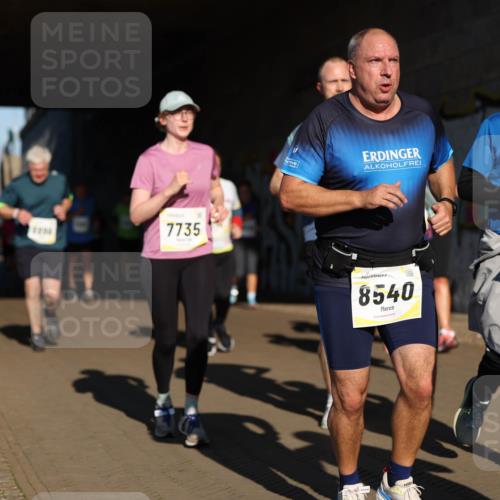 06.10.2024 - 19. swb-Marathon Bremen Michael Strokosch http://msf.ph/oto/7345821 06.10.2024 10:18:33 Laufen 7735, 8540, 224 meine-sportfotos.de