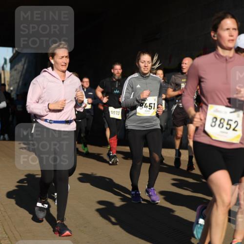 06.10.2024 - 19. swb-Marathon Bremen Michael Strokosch http://msf.ph/oto/7345909 06.10.2024 10:18:52 Laufen 3073, 8451, 8852 meine-sportfotos.de