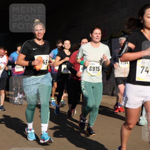 06.10.2024 - 19. swb-Marathon Bremen Michael Strokosch http://msf.ph/oto/7345963 06.10.2024 10:19:01 Laufen 7395, 8, 909, 45, 8915, 7264, 7413 meine-sportfotos.de