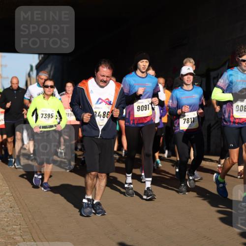 06.10.2024 - 19. swb-Marathon Bremen Michael Strokosch http://msf.ph/oto/7345971 06.10.2024 10:19:03 Laufen 766, 7395, 7898, 3486, 9091, 7811, 9088 meine-sportfotos.de