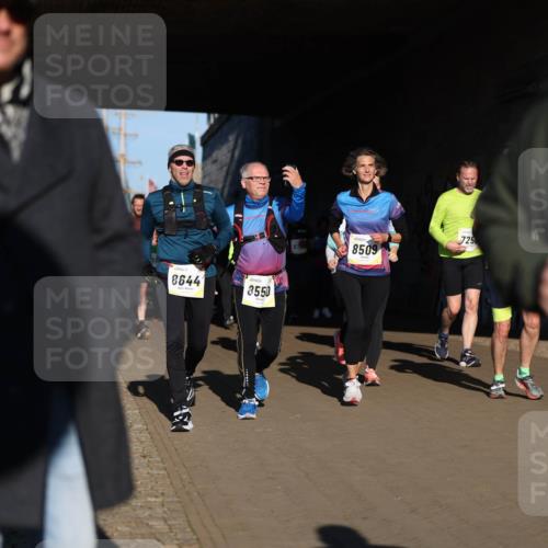 06.10.2024 - 19. swb-Marathon Bremen Michael Strokosch http://msf.ph/oto/7346007 06.10.2024 10:19:14 Laufen 8644, 8550, 8509, 725, 79 meine-sportfotos.de