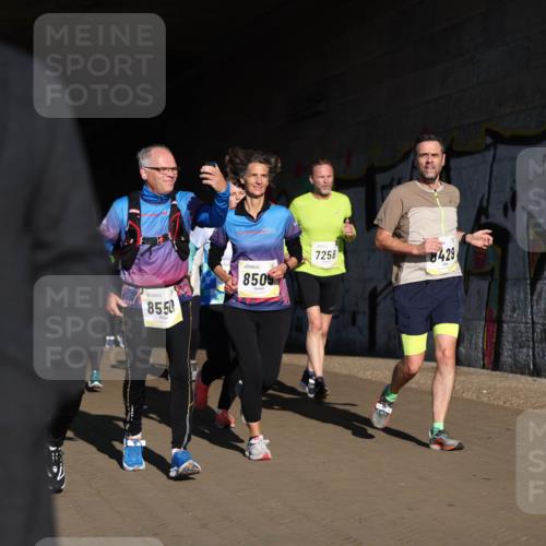 06.10.2024 - 19. swb-Marathon Bremen Michael Strokosch http://msf.ph/oto/7346012 06.10.2024 10:19:15 Laufen 8550, 8509, 7258, 8429 meine-sportfotos.de