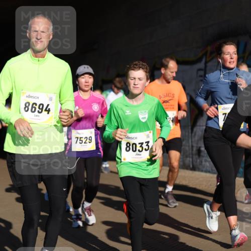 06.10.2024 - 19. swb-Marathon Bremen Michael Strokosch http://msf.ph/oto/7346029 06.10.2024 10:19:21 Laufen 8694, 7529, 8033, 7 meine-sportfotos.de