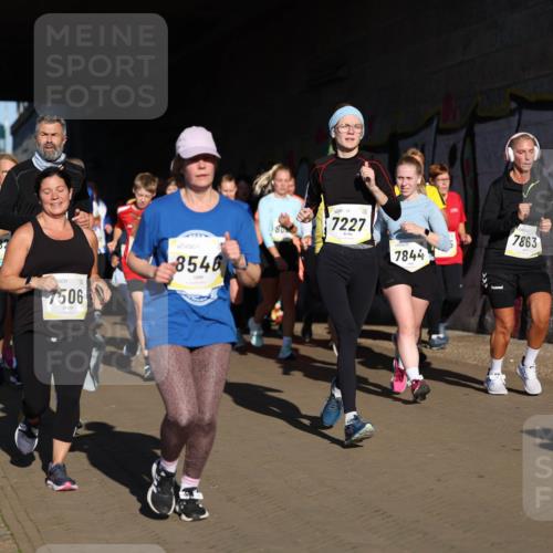 06.10.2024 - 19. swb-Marathon Bremen Michael Strokosch http://msf.ph/oto/7346041 06.10.2024 10:19:24 Laufen 8144, 7506, 8546, 80, 7227, 7863, 7844 meine-sportfotos.de