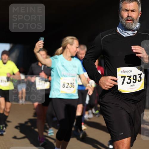 06.10.2024 - 19. swb-Marathon Bremen Michael Strokosch http://msf.ph/oto/7346056 06.10.2024 10:19:27 Laufen 8236, 7393, 80 meine-sportfotos.de