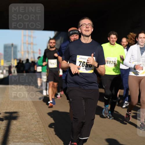 06.10.2024 - 19. swb-Marathon Bremen Michael Strokosch http://msf.ph/oto/7346107 06.10.2024 10:19:36 Laufen 7443, 7650, 8820, 8718 meine-sportfotos.de